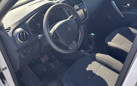 Renault Logan II, 2017 год, 850 000 рублей, 6 фотография