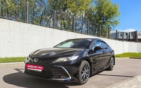 Toyota Camry, 2021 год, 3 190 000 рублей, 2 фотография
