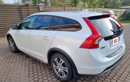 Volvo V60 Cross Country II, 2015 год, 2 280 000 рублей, 4 фотография