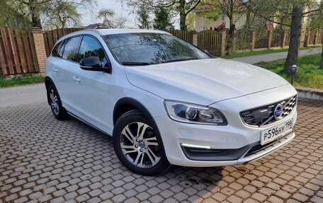 Volvo V60 Cross Country II, 2015 год, 2 280 000 рублей, 2 фотография
