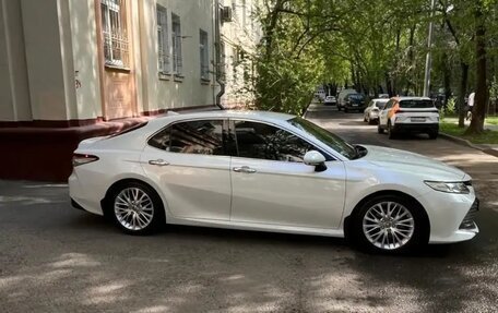 Toyota Camry, 2021 год, 2 200 000 рублей, 4 фотография