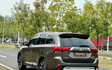 Mitsubishi Outlander III рестайлинг 3, 2021 год, 1 600 000 рублей, 5 фотография
