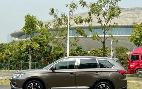 Mitsubishi Outlander III рестайлинг 3, 2021 год, 1 600 000 рублей, 4 фотография