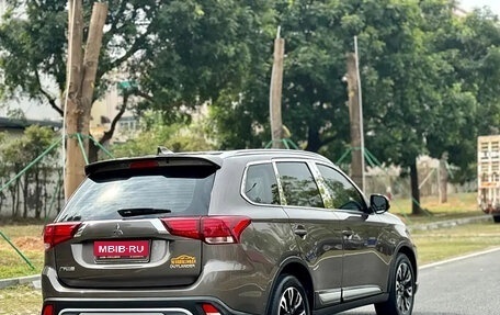 Mitsubishi Outlander III рестайлинг 3, 2021 год, 1 600 000 рублей, 7 фотография