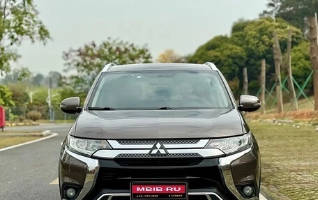 Mitsubishi Outlander III рестайлинг 3, 2021 год, 1 600 000 рублей, 2 фотография