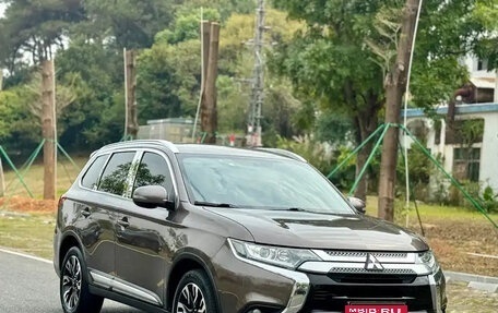 Mitsubishi Outlander III рестайлинг 3, 2021 год, 1 600 000 рублей, 3 фотография