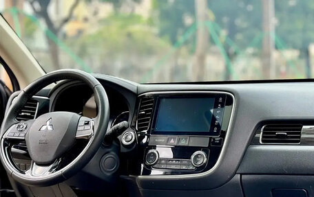 Mitsubishi Outlander III рестайлинг 3, 2021 год, 1 600 000 рублей, 12 фотография