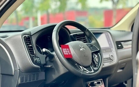 Mitsubishi Outlander III рестайлинг 3, 2021 год, 1 600 000 рублей, 8 фотография