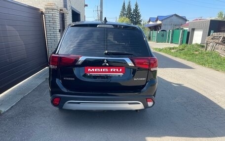 Mitsubishi Outlander III рестайлинг 3, 2019 год, 1 750 000 рублей, 3 фотография