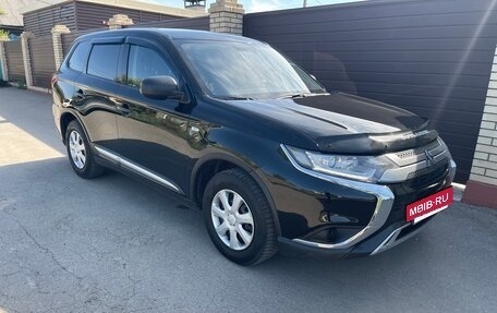 Mitsubishi Outlander III рестайлинг 3, 2019 год, 1 750 000 рублей, 2 фотография