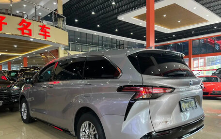 Toyota Sienna, 2022 год, 3 901 000 рублей, 2 фотография