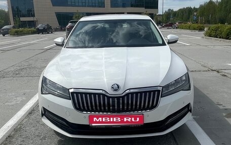 Skoda Superb III рестайлинг, 2021 год, 2 500 000 рублей, 2 фотография