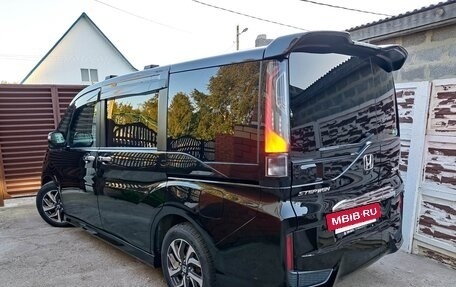 Honda Stepwgn IV, 2016 год, 1 950 000 рублей, 3 фотография