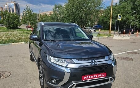 Mitsubishi Outlander III рестайлинг 3, 2020 год, 2 600 000 рублей, 1 фотография