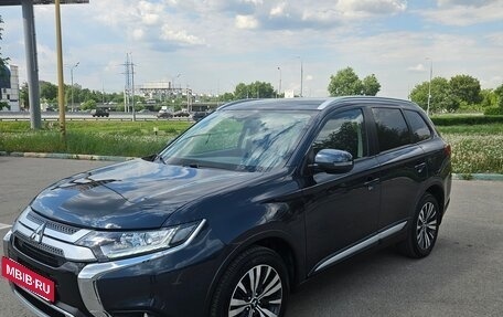 Mitsubishi Outlander III рестайлинг 3, 2020 год, 2 600 000 рублей, 2 фотография