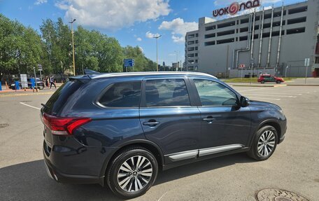 Mitsubishi Outlander III рестайлинг 3, 2020 год, 2 600 000 рублей, 4 фотография