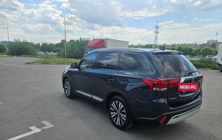 Mitsubishi Outlander III рестайлинг 3, 2020 год, 2 600 000 рублей, 3 фотография