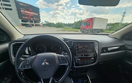 Mitsubishi Outlander III рестайлинг 3, 2020 год, 2 600 000 рублей, 7 фотография