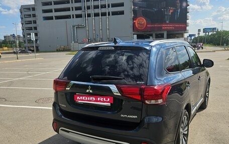 Mitsubishi Outlander III рестайлинг 3, 2020 год, 2 600 000 рублей, 5 фотография