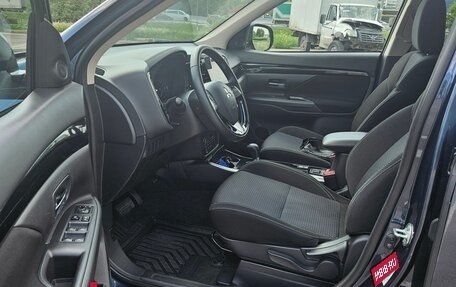 Mitsubishi Outlander III рестайлинг 3, 2020 год, 2 600 000 рублей, 10 фотография