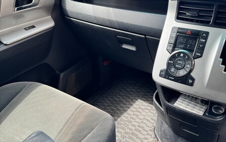 Toyota Noah III, 2011 год, 1 540 000 рублей, 13 фотография