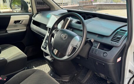 Toyota Noah III, 2011 год, 1 540 000 рублей, 9 фотография