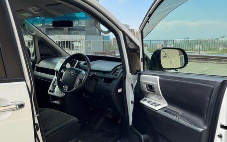 Toyota Noah III, 2011 год, 1 540 000 рублей, 14 фотография