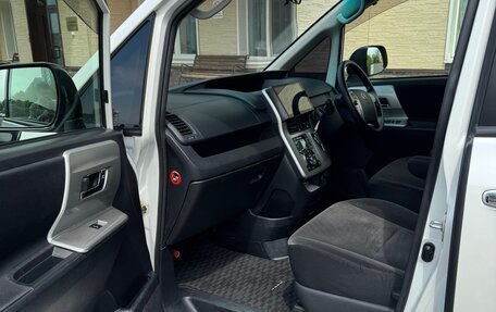 Toyota Noah III, 2011 год, 1 540 000 рублей, 15 фотография