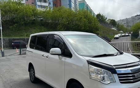 Toyota Noah III, 2011 год, 1 540 000 рублей, 3 фотография