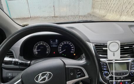 Hyundai Solaris II рестайлинг, 2011 год, 800 000 рублей, 10 фотография