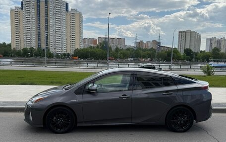 Toyota Prius IV XW50, 2016 год, 1 610 000 рублей, 2 фотография