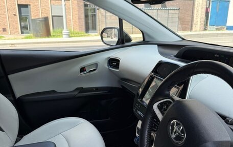 Toyota Prius IV XW50, 2016 год, 1 610 000 рублей, 10 фотография