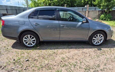 Volkswagen Jetta VI, 2010 год, 670 000 рублей, 2 фотография