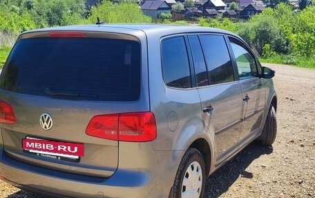 Volkswagen Touran III, 2010 год, 950 000 рублей, 3 фотография