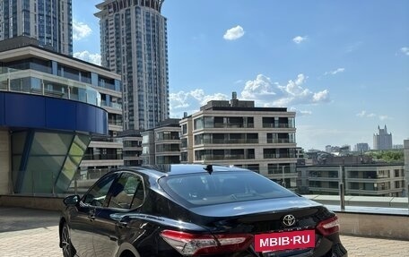 Toyota Camry, 2021 год, 3 195 000 рублей, 6 фотография