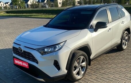 Toyota RAV4, 2020 год, 3 000 000 рублей, 1 фотография