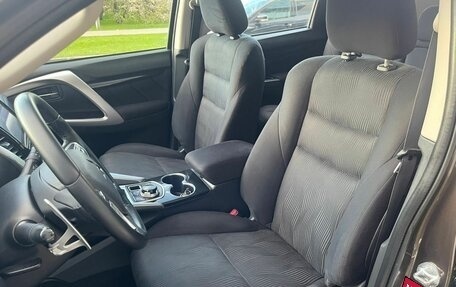 Mitsubishi Pajero Sport III рестайлинг, 2017 год, 2 780 000 рублей, 8 фотография