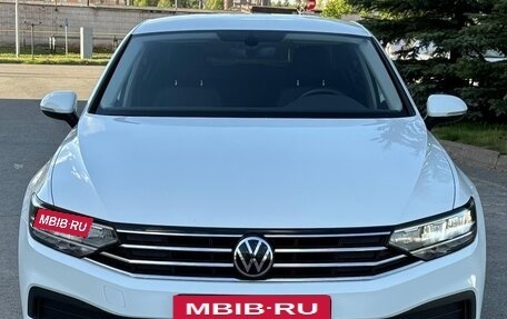Volkswagen Passat B8 рестайлинг, 2021 год, 2 850 000 рублей, 2 фотография