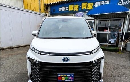 Toyota Voxy, 2022 год, 2 637 000 рублей, 2 фотография
