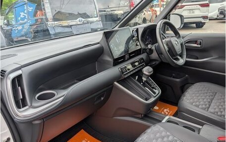 Toyota Voxy, 2022 год, 2 637 000 рублей, 13 фотография