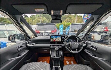 Toyota Voxy, 2022 год, 2 637 000 рублей, 15 фотография
