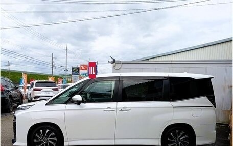 Toyota Voxy, 2022 год, 2 637 000 рублей, 10 фотография