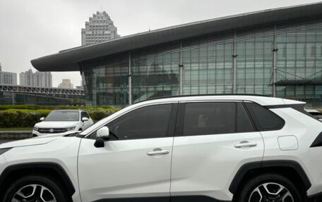 Toyota RAV4, 2021 год, 2 900 000 рублей, 4 фотография