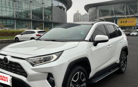 Toyota RAV4, 2021 год, 2 900 000 рублей, 2 фотография