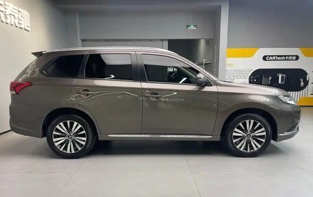 Mitsubishi Outlander III рестайлинг 3, 2021 год, 1 800 000 рублей, 9 фотография