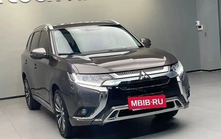 Mitsubishi Outlander III рестайлинг 3, 2021 год, 1 800 000 рублей, 3 фотография