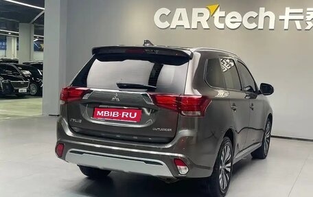 Mitsubishi Outlander III рестайлинг 3, 2021 год, 1 800 000 рублей, 7 фотография
