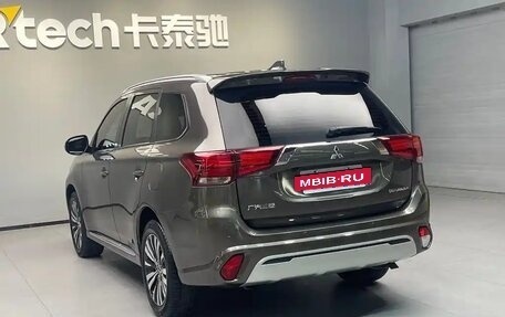 Mitsubishi Outlander III рестайлинг 3, 2021 год, 1 800 000 рублей, 5 фотография