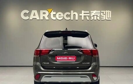 Mitsubishi Outlander III рестайлинг 3, 2021 год, 1 800 000 рублей, 6 фотография