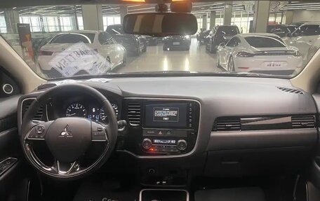 Mitsubishi Outlander III рестайлинг 3, 2021 год, 1 800 000 рублей, 11 фотография
